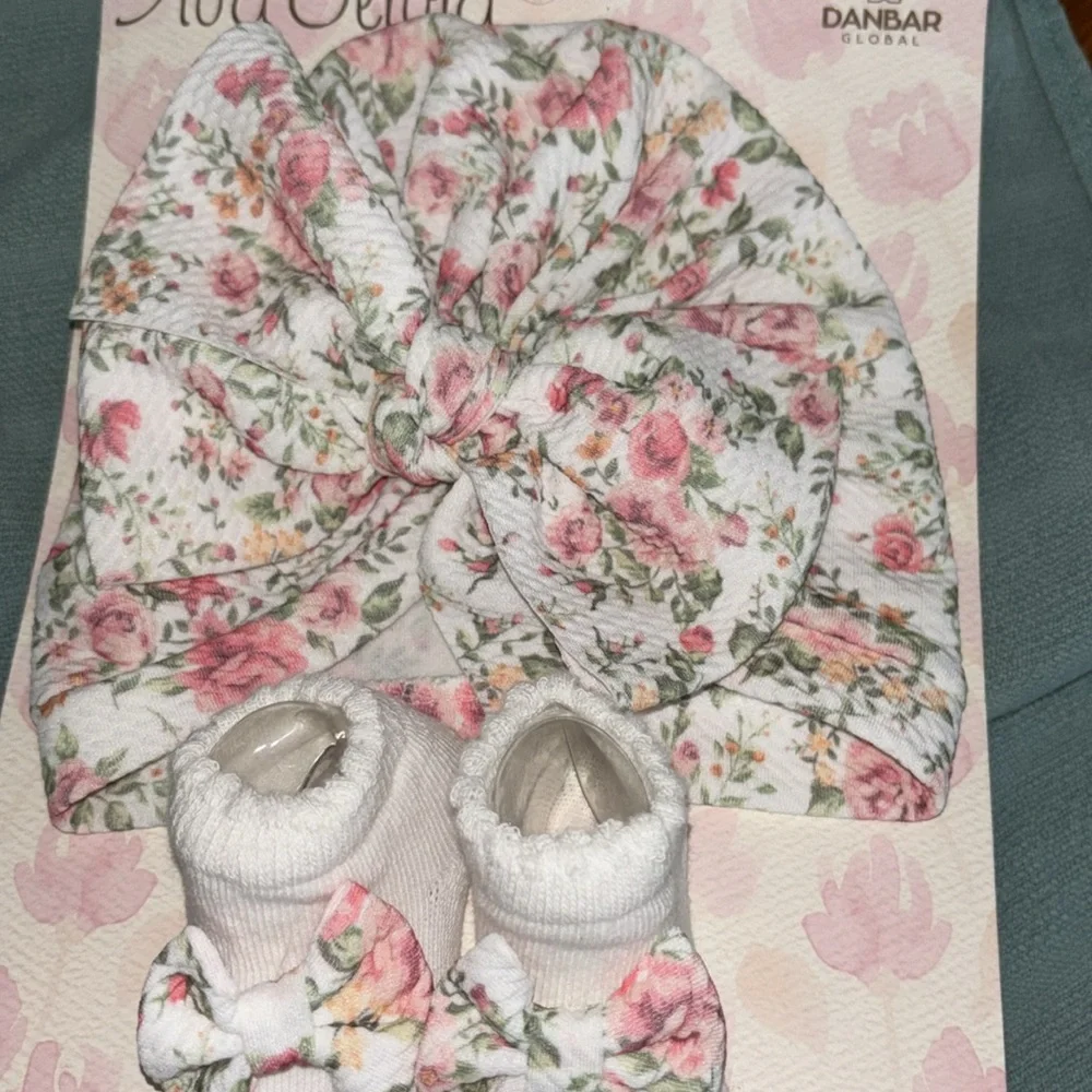 Ava Olivia Danbar Global newborn hat bow with matching booties for baby girl